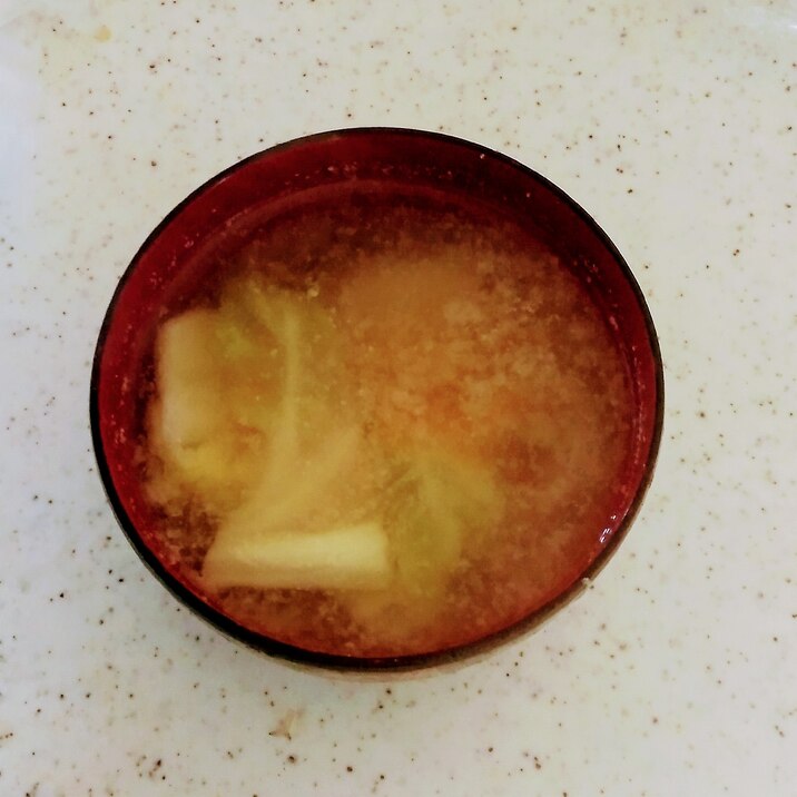 キャベツと人参の味噌汁